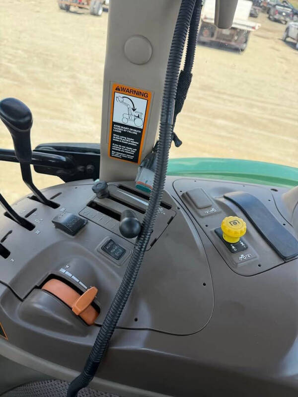 2015 John Deere 6135e
