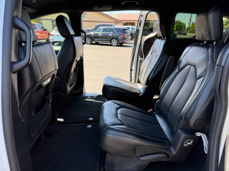 2025 Chrysler Pacifica Select