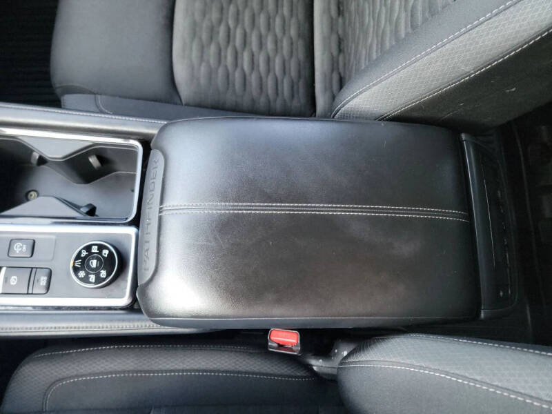 2022 Nissan Pathfinder SV