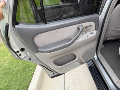 2004 Toyota Sequoia SR5