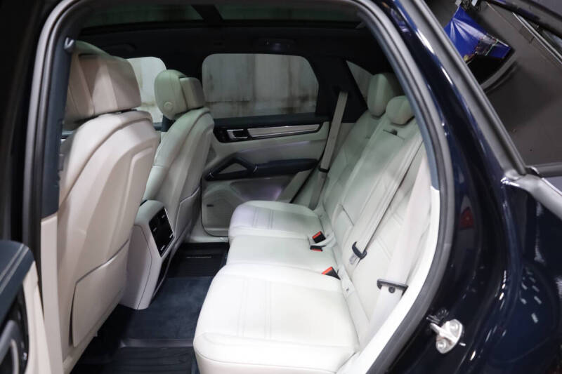 2023 Porsche Cayenne Platinum Edition