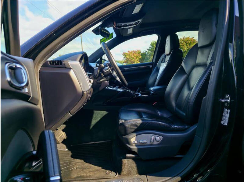 2017 Porsche Cayenne Platinum Edition