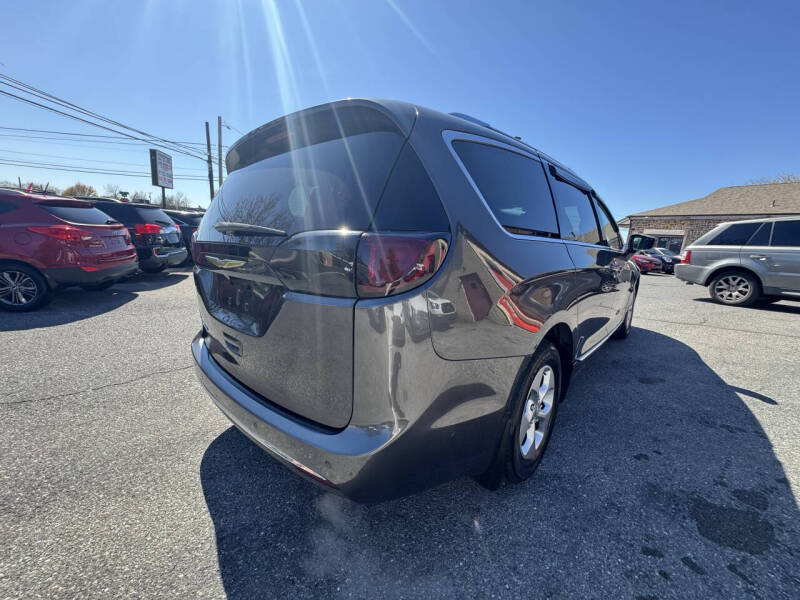 2017 Chrysler Pacifica Touring-L Plus