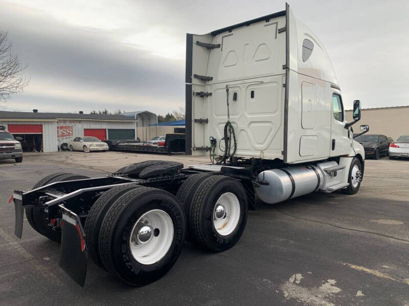 2019 Freightliner CASCADIA 126