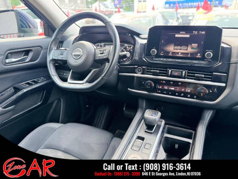 2022 Nissan Pathfinder SV