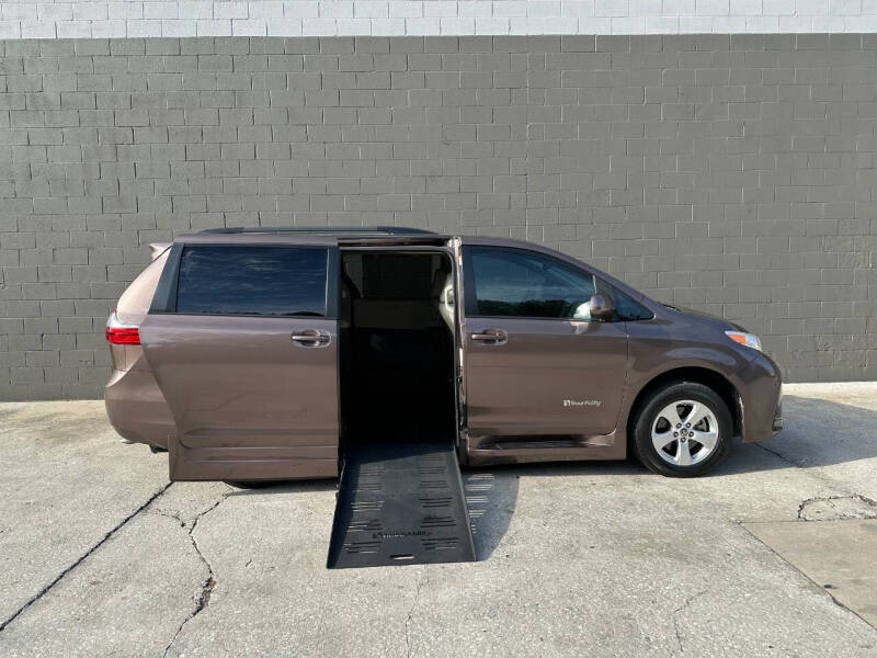 2020 Toyota Sienna LE Mobility 7-Passenger