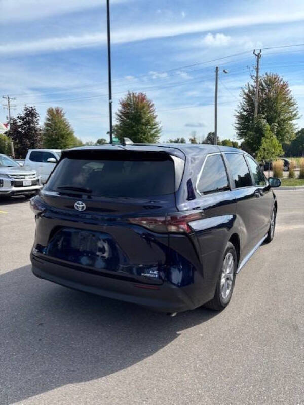 2023 Toyota Sienna LE 8-Passenger