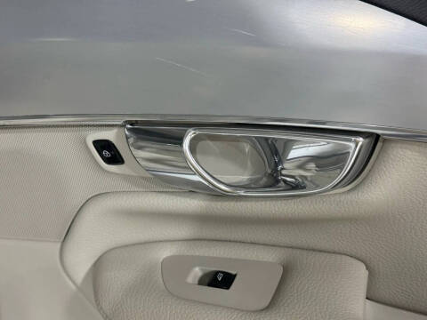 2017 Volvo XC90 T6 Momentum