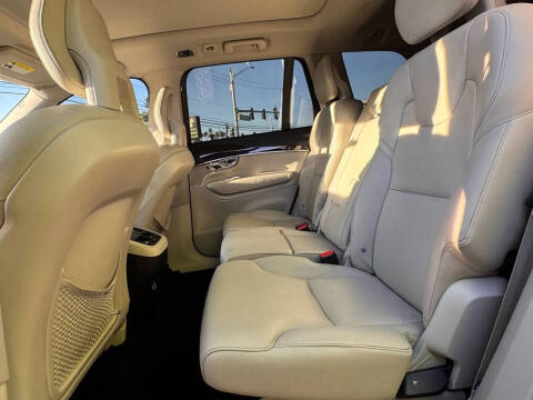 2017 Volvo XC90 T6 Momentum