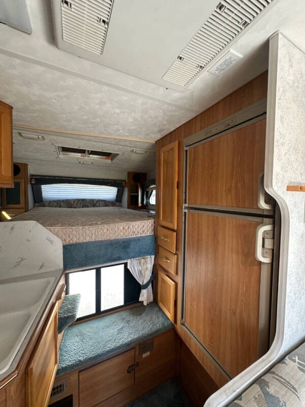 2000 Lance Camper 1010