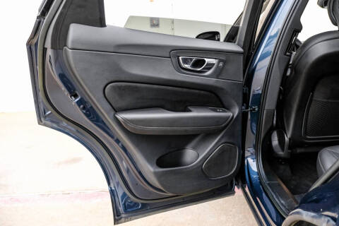 2023 Volvo XC60 B5 Plus Dark Theme