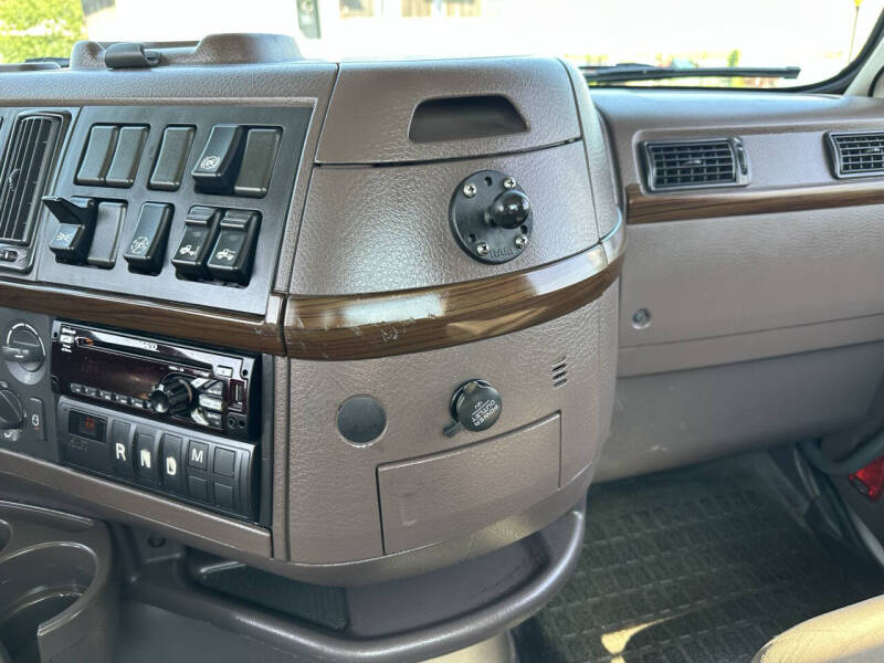 2016 Volvo VNL