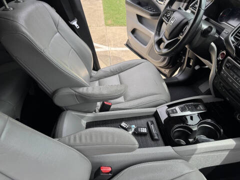 2019 Honda Pilot Touring w/Rear Captain's Chairs