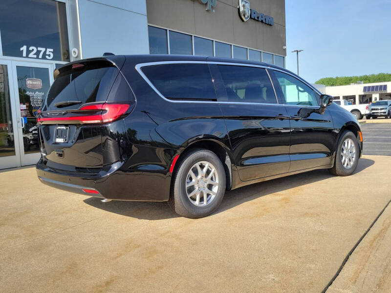 2027 Chrysler Pacifica Select