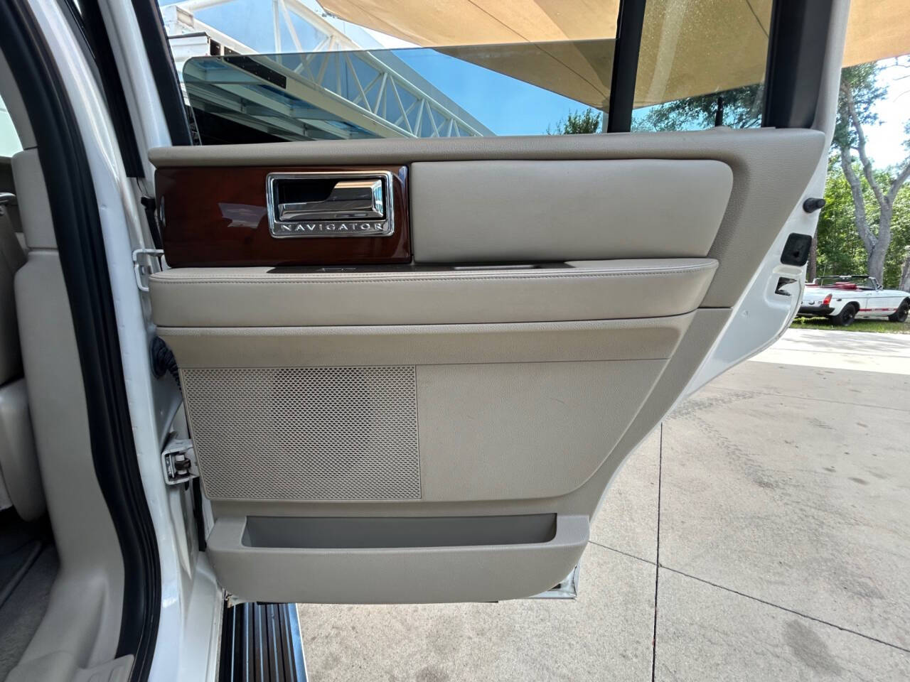 2014 Lincoln Navigator 35