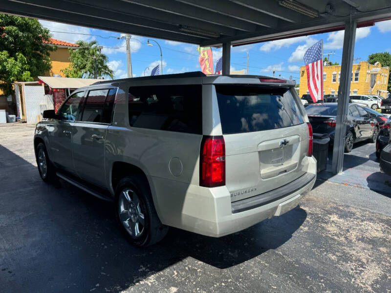 2016 Chevrolet Suburban LT photo 4