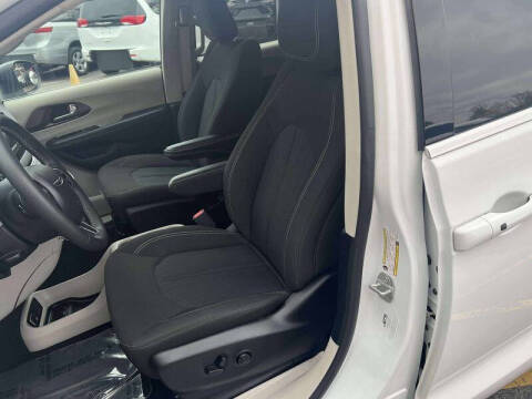 2024 Chrysler Voyager LX