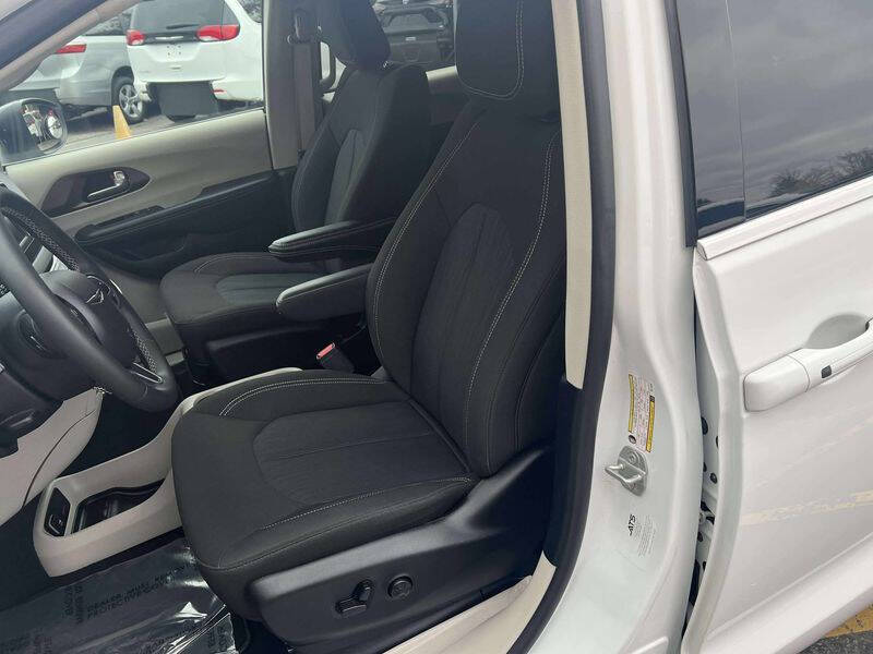 2024 Chrysler Voyager LX