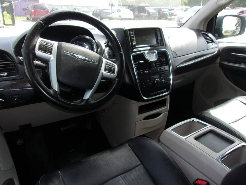 2012 Chrysler Town & Country Touring photo 7