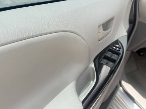 2013 Toyota Sienna LE 8-Passenger