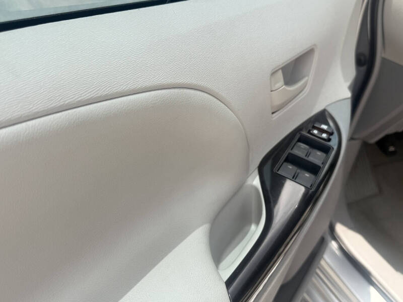 2013 Toyota Sienna LE 8-Passenger