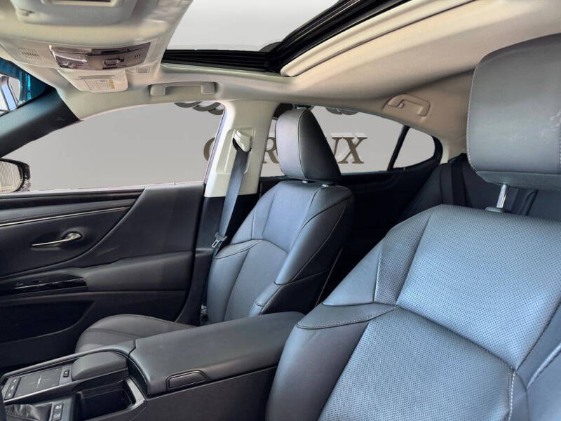 2022 Lexus ES 300h