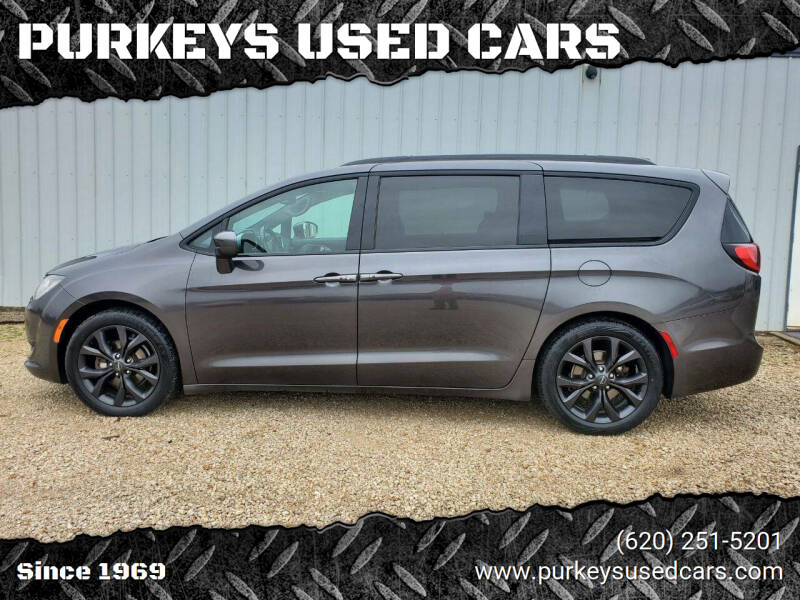 2020 Chrysler Pacifica Touring L's photo