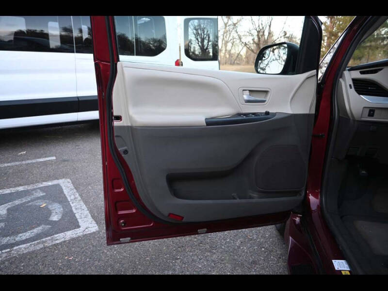 2015 Toyota Sienna LE Mobility 7-Passenger