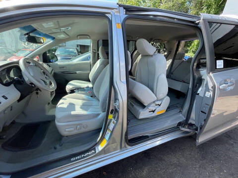 2012 Toyota Sienna LE 7-Passenger