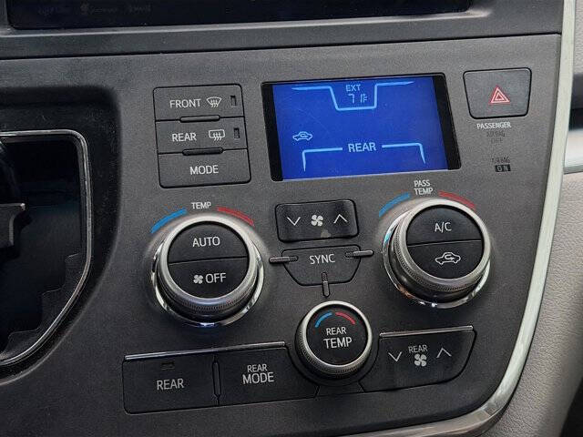 2017 Toyota Sienna LE 7-Passenger Auto Access Seat