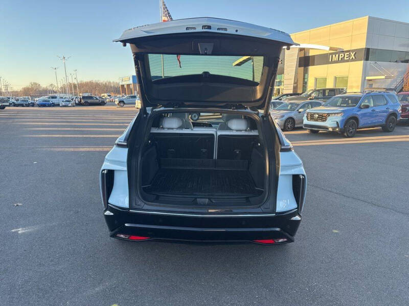 2024 Cadillac LYRIQ Luxury 1