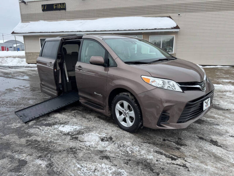 2018 Toyota Sienna LE's photo
