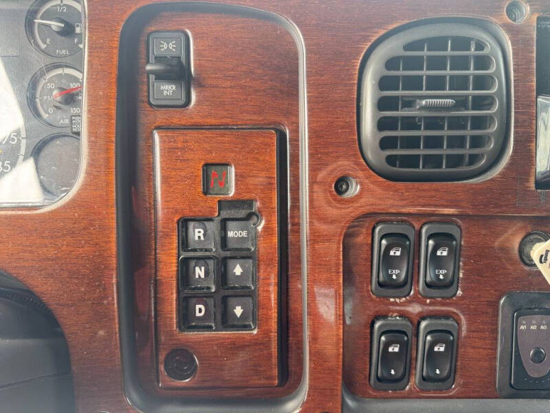 2005 Freightliner M2 106