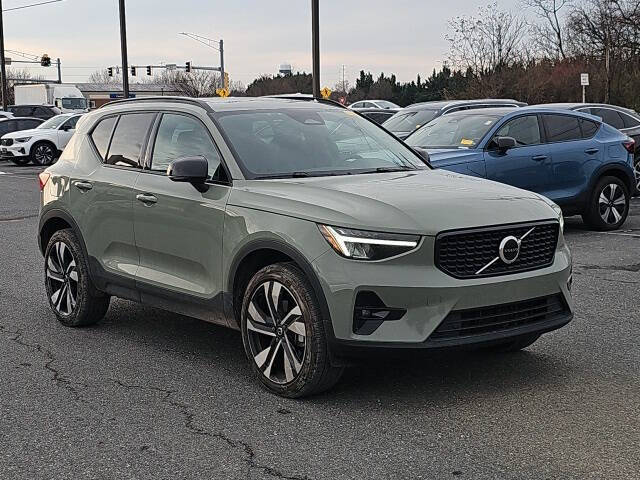 2023 Volvo XC40 B5 Plus Dark Theme