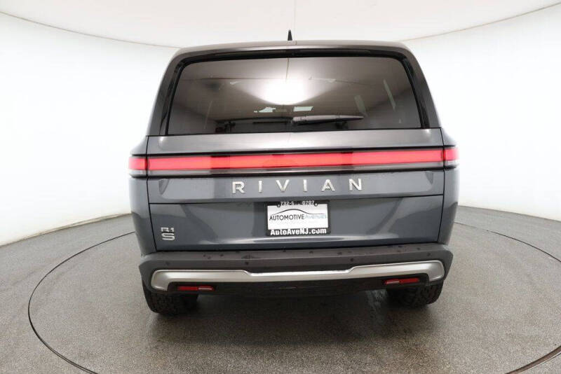 2023 Rivian R1S