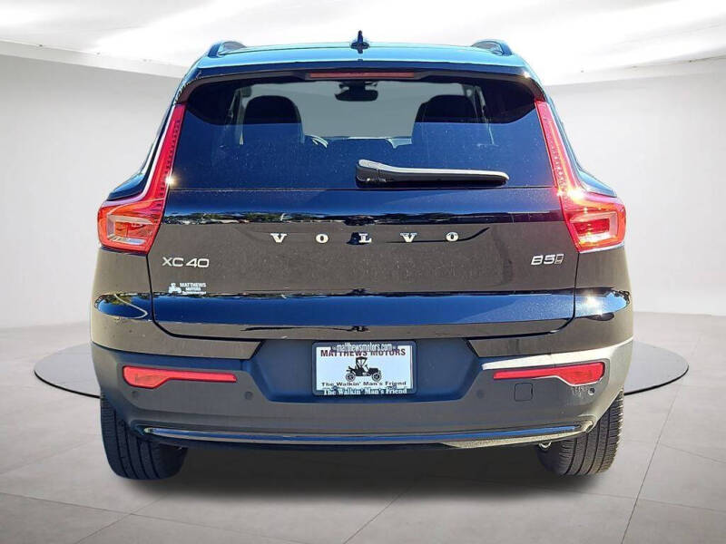 2024 Volvo XC40 B5 Plus Dark Theme