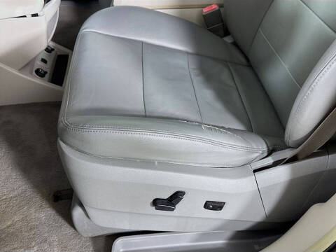 2011 Volkswagen Routan SEL Premium