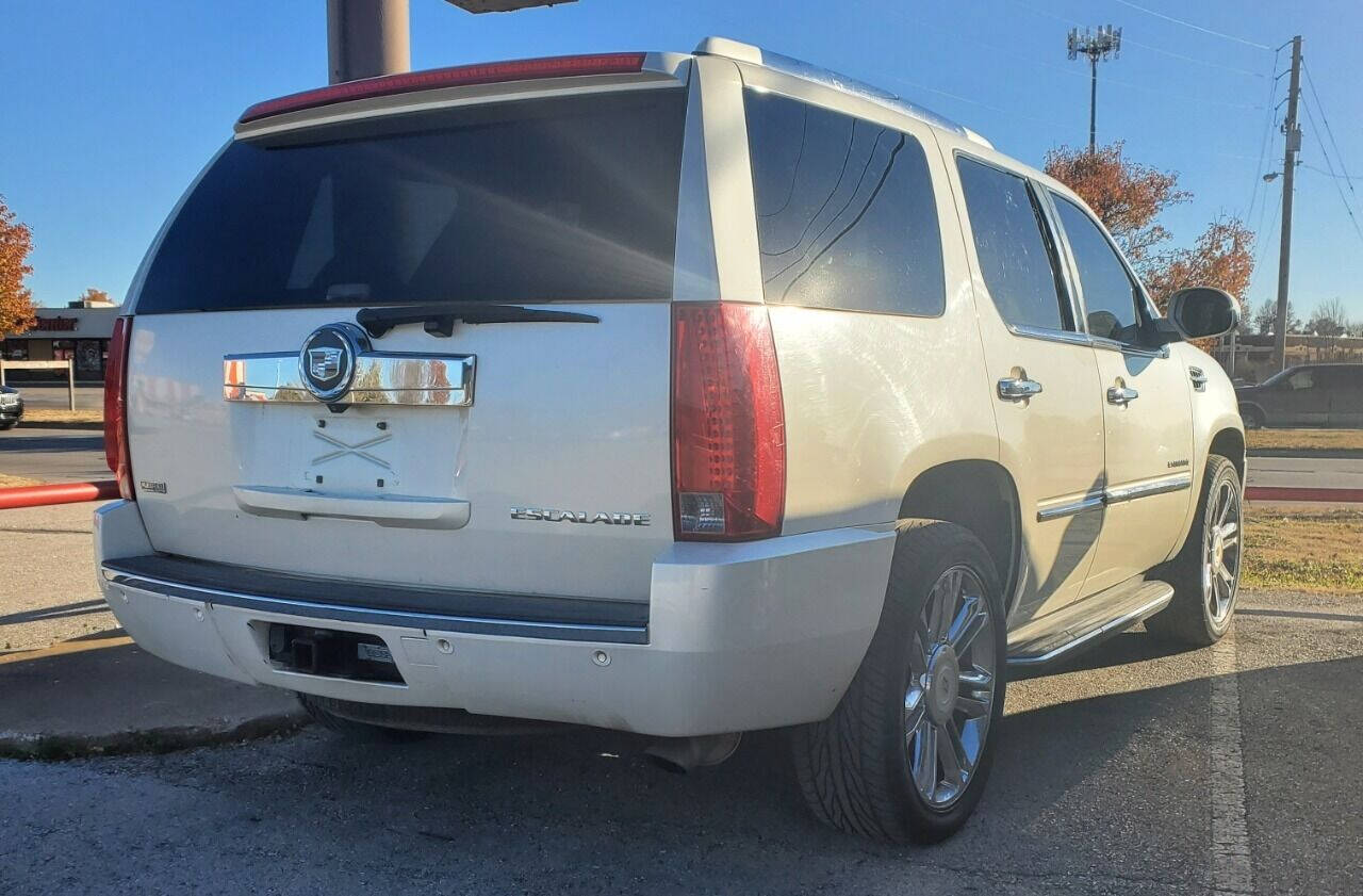 2009 Cadillac Escalade for sale at DURANGO AUTO CENTER LLC in Tulsa, OK