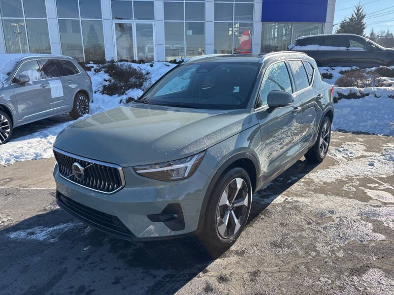 2025 Volvo XC40 B5 Plus Bright Theme
