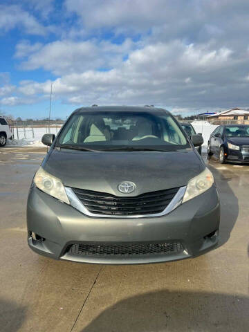 2014 Toyota Sienna LE 8-Passenger