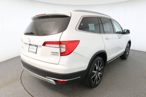 2022 Honda Pilot Touring w/Rear Captain's Chairs