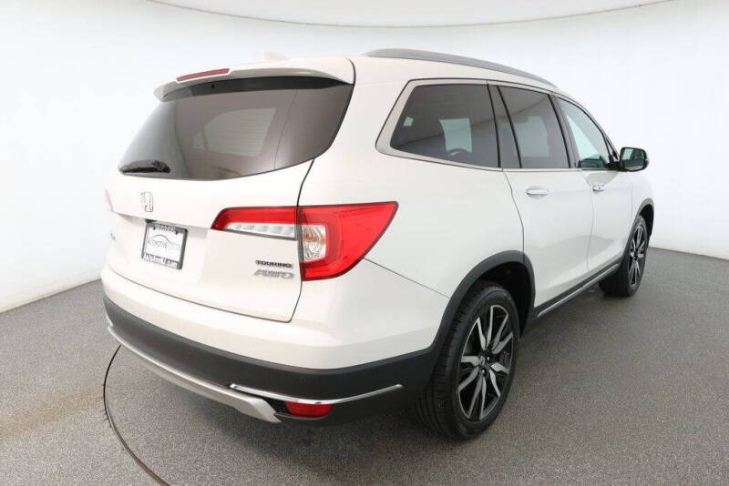 2022 Honda Pilot Touring w/Rear Captain's Chairs