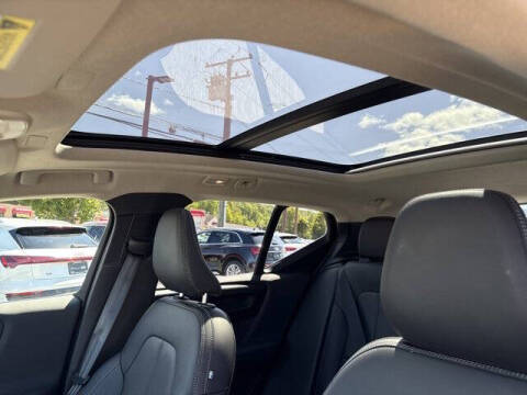 2025 Volvo XC40 B5 Plus Bright Theme