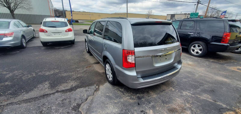 2013 Chrysler Town & Country Touring photo 5