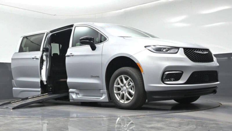 2026 Chrysler Pacifica Select