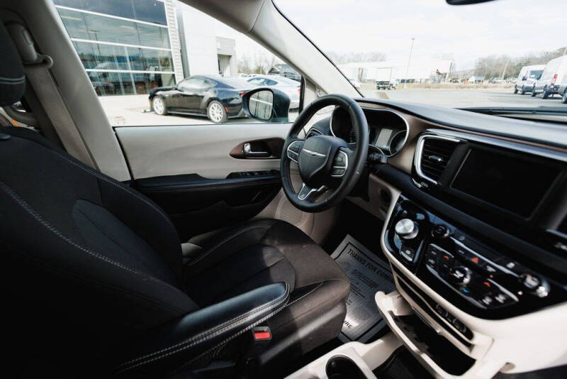 2023 Chrysler Voyager LX