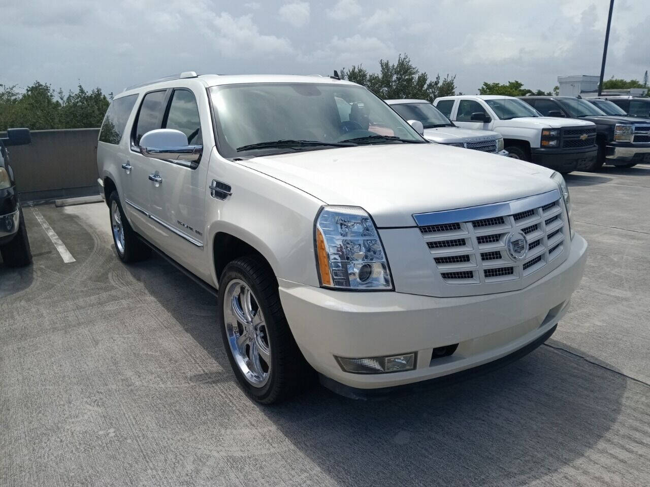 2011 Cadillac Escalade SUV / Crossover - $10,950