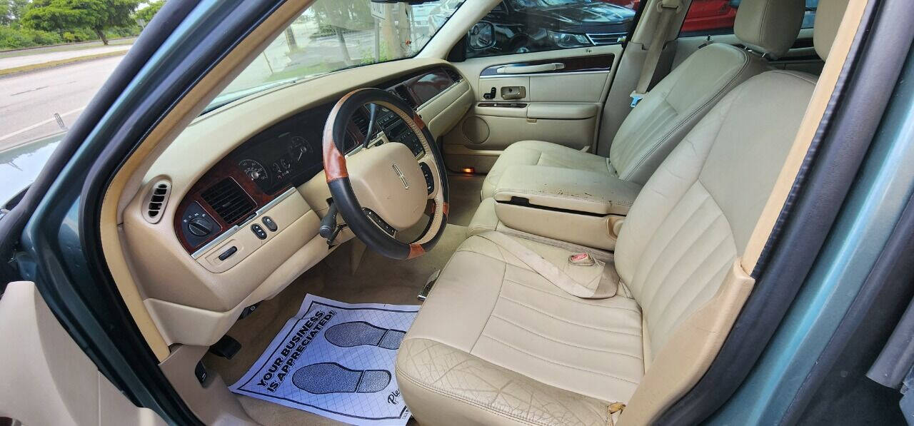 2006 LINCOLN Town Car Sedan - $3,950