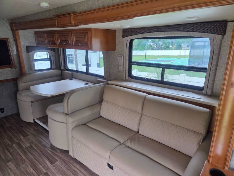 2017 Thor Motor Coach MIRAMAR 35.2