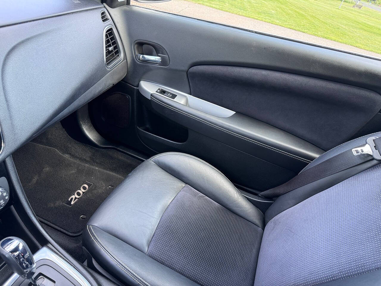 2014 Chrysler 200 11